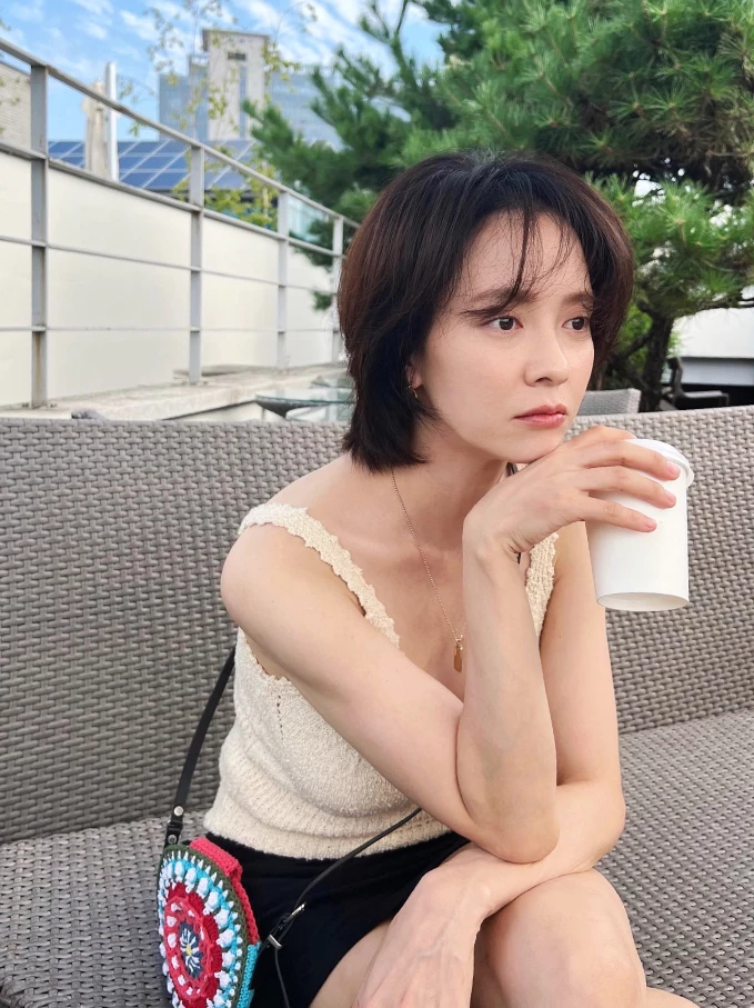熟齡姊妹們，若想嘗試小露性感，可以選擇質感扎實、紋理豐富的鉤針或粗針織面料，既能修飾身形又不會顯得過於單薄；如果擔心露手臂，疊加一件薄麻質襯衫當外套，並運用高彩度的微型配件（如編織包、彩色飾品）點亮視覺焦點，就能輕鬆穿出高級感減齡提案。