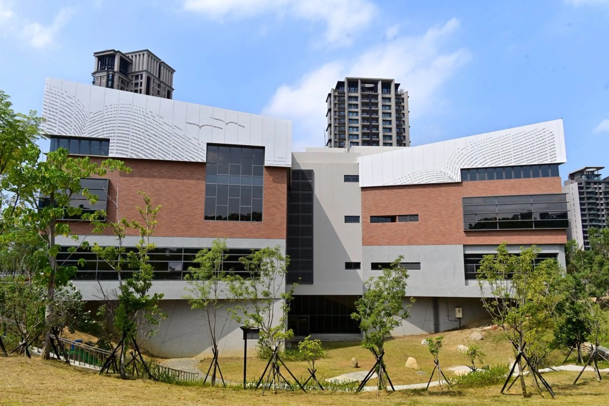 坐落於竹北「東興圳公園」旁,將迎來全新重量級新地標:新竹縣立總圖書館(簡稱:新竹縣總圖),設計以「森林中的圖書館」為核心理念,將自然元素融入空間設計,並結合客家建築特色,營造兼具綠意、人文氣息與現代感的閱讀環境。透過友善的空間配置與多元文化服務,讓不同年齡層的民眾都能找到適合自己的使用方式,預計於 10 月 29 日展開試營運。