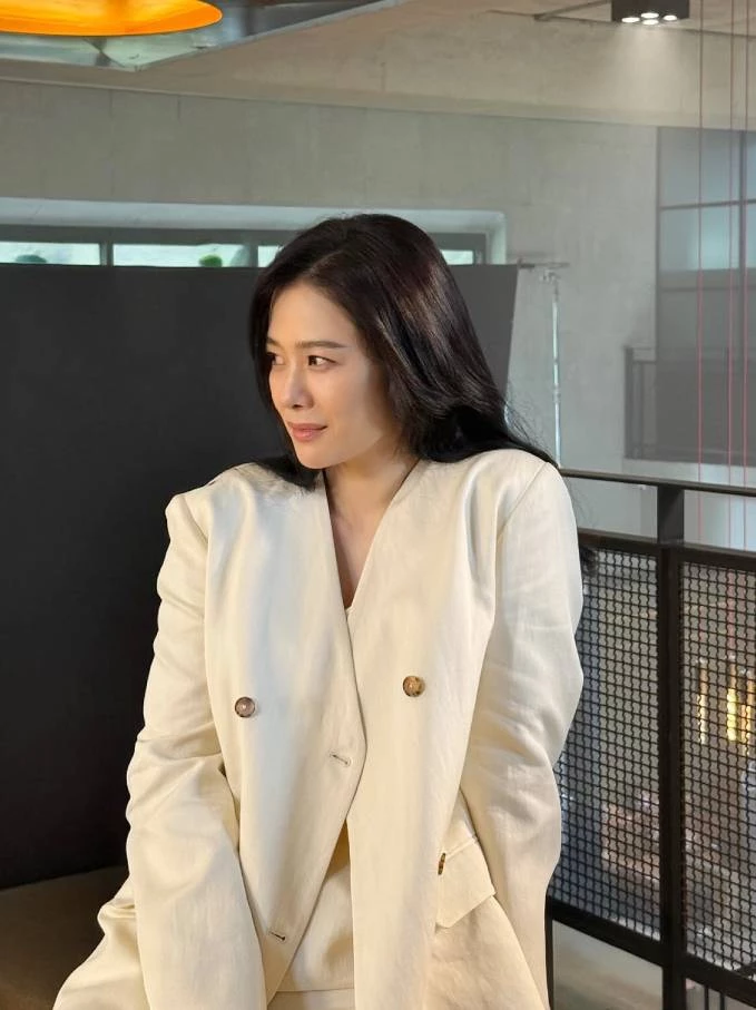 熟齡女性在挑選亮色系西裝時,「奶白色」或「燕麥色」會比純白色更有質感且修飾膚色。選擇無領或微落肩版型,內搭一件同色系素面小背心,就能輕鬆營造既正式又帶有生活鬆弛感的迷人風格喔。
