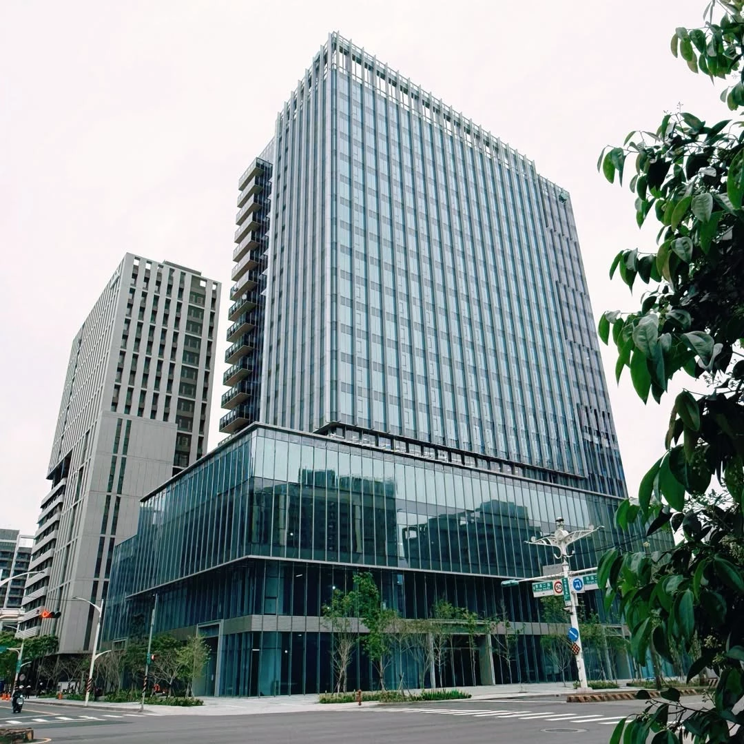 小檜溪置地廣場的商場空間主要集中於 1 至 4 樓，進駐品牌包括 ABC-MART、2nd STREET、義沐、CoCo 壱番屋、卡啡那法式甜點，以及 Standard Products 等。此外，廣場周邊還有麥當勞、車麗屋汽車百貨、星巴克及寶雅等店家，進一步提升周邊的購物與生活便利性。