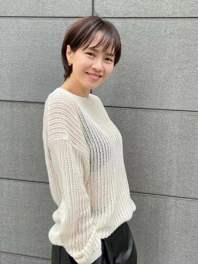 在駕馭「透視元素」時，網眼或粗針織是非常安全且高雅的選擇。內搭一件包覆性好的基本款黑色背心，既能增添視覺層次感，又能修飾手臂與身形線條，下身搭配有質感的面料（如皮革或西裝面料），包準你的整體穿搭質感，直接Up一個檔次。
