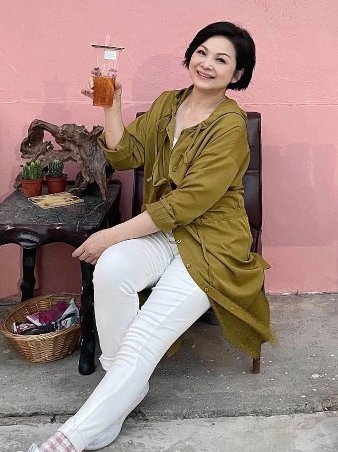 喜愛舒適休閒風的同齡人,可以如楊貴媚善用「軍綠或橄欖綠」這類沉穩卻不沉重的莫蘭迪色系作為外套主調,內搭乾淨的白色系褲裝。這種配色,不僅能在視覺上達到極佳的降溫與清爽效果,還能兼具良好的遮肉與活動舒適度。