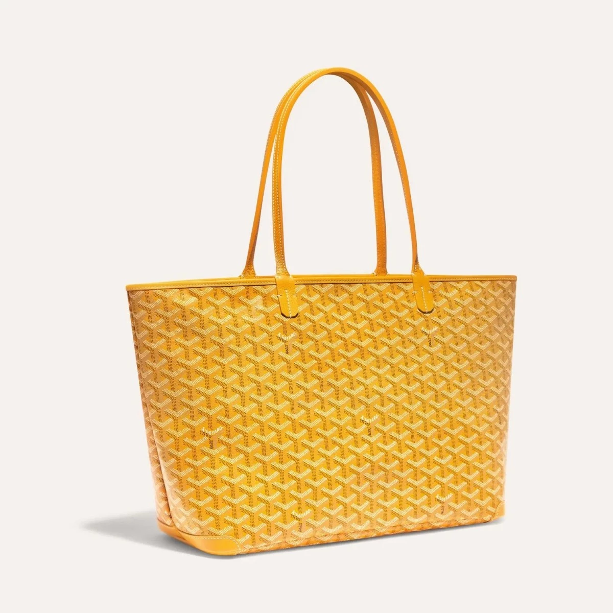 Goyard最具代表性的Saint Louis Tote托特包,1930年代問世,採輕盈耐用的Goyardine帆布與雙面使用設計、超大容量,9成新仍可維持原價甚至微幅增值。