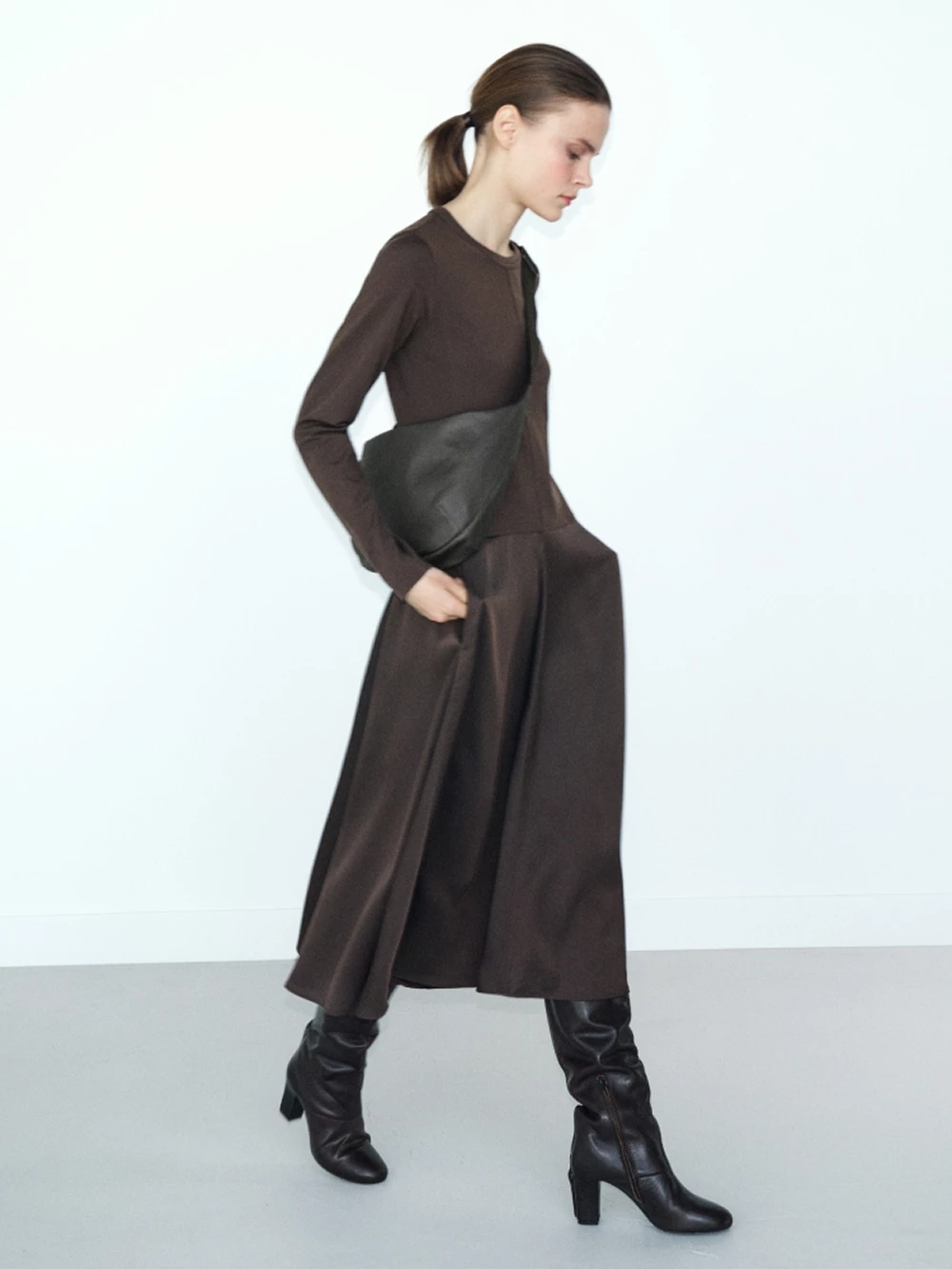 Uniqlo U棉質肩背包出自曾任Hermès創意總監、Uniqlo U靈魂人物Christophe Lemaire之手,被視為他執掌Uniqlo U的最終季作品。