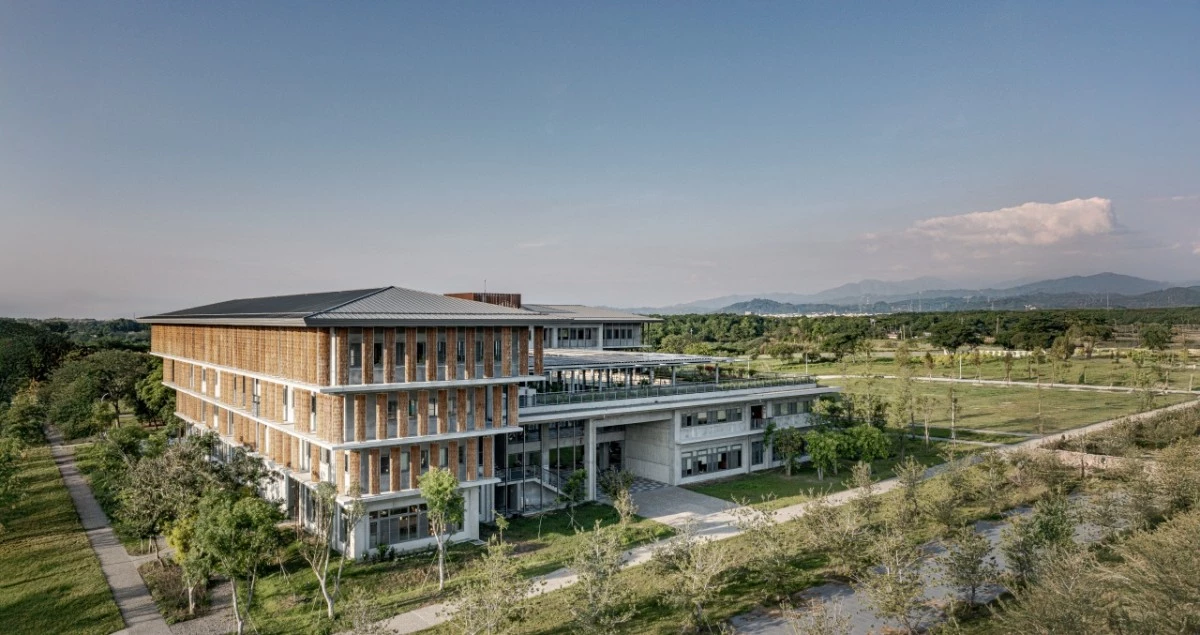 坐落於雲林縣古坑鄉的福智教育園區，是園區首棟結合行政、圖書與教學功能的多元合院式建築。建築採用口字形的書院布局，融合東方四合院的圍合精神與西方大學合院的空間分區，整合行政與教學機能。館內設有教室、禪堂、研究室、展覽室、諮商室、大講堂、會議室及圖書館，另設有可遠眺華山山景的空中花園。