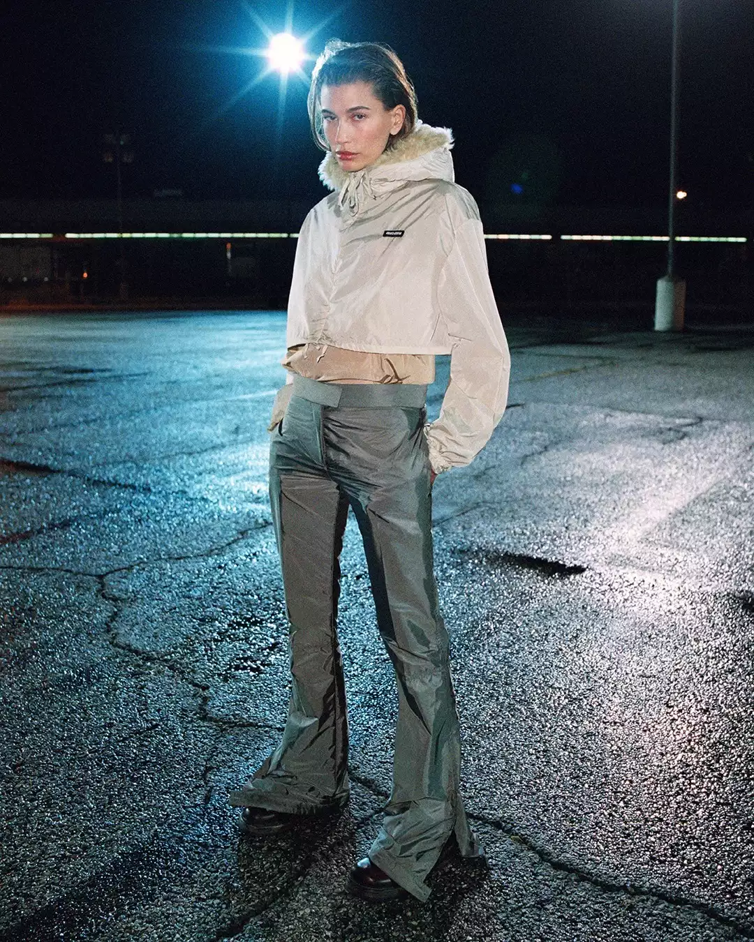 Hailey Bieber 再度與 Miu Miu 合作，出演 2026 秋冬形象廣告