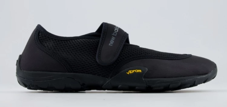 New Balance MT2黑色,延續Minimus系列赤足跑步理念,輕量透氣鞋面搭配Vibram黃金大底,兼具抓地力與城市日常穿著的舒適感。