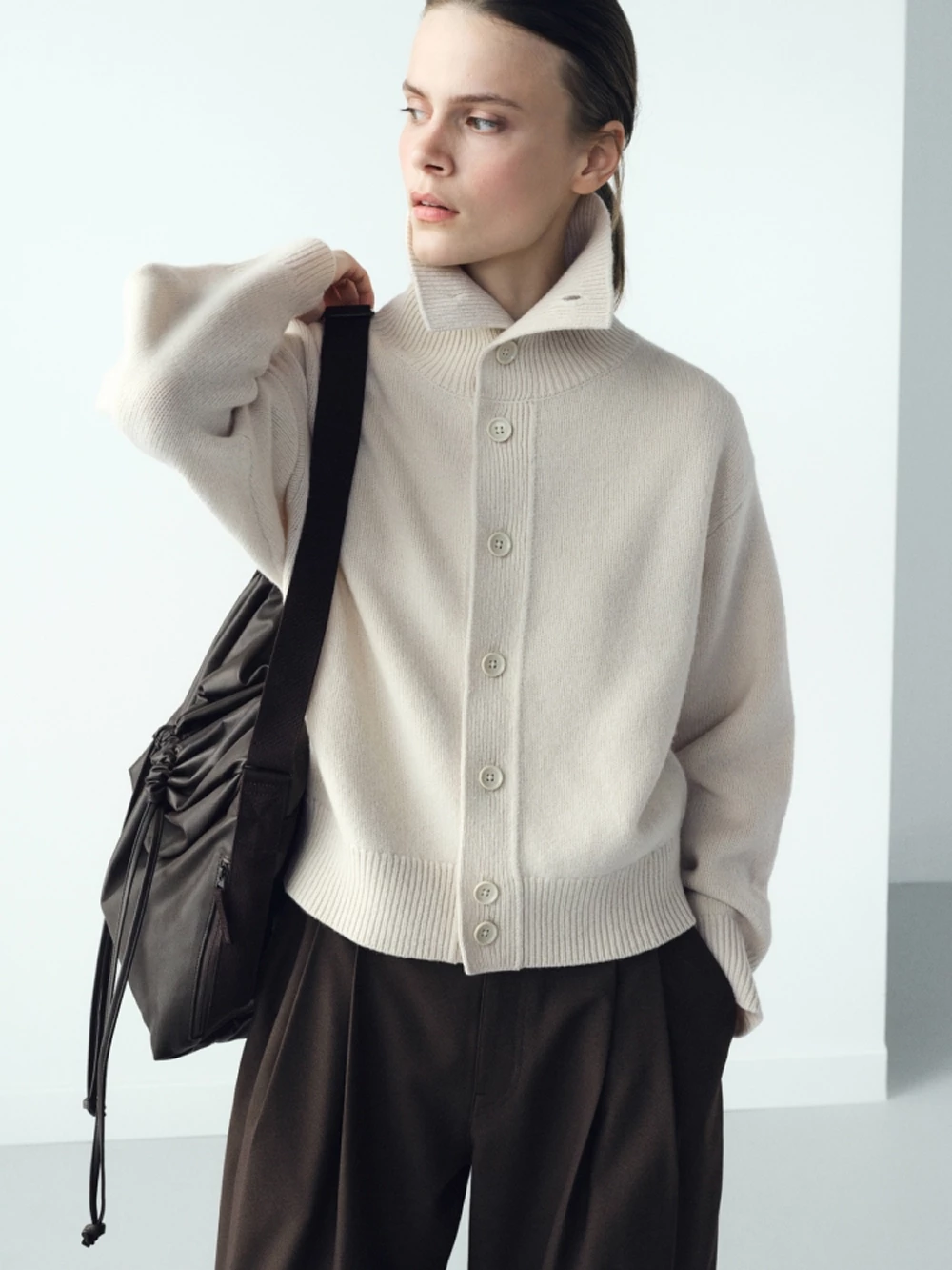 Uniqlo U柔軟抽繩肩背包由曾任Hermès女裝藝術總監的Christophe Lemaire與Sarah-Linh Tran操刀,是Uniqlo U 2026秋冬最終季作品。