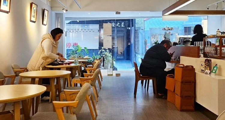 一踏進店裡，起初內用客人並不多，沒想到坐下沒多久，便陸續來了兩、三組客人，不禁讓人懷疑自己是不是默默帶了點「帶財體質」來？其中一桌是六位長輩，圍坐在一起喝茶、喝咖啡、吃甜點，邊吃邊聊著生活裡那些瑣碎又平凡的事情。那個畫面很自然，沒有刻意營造的網美感，反而更像是社區裡某個再普通不過的午後日常。
