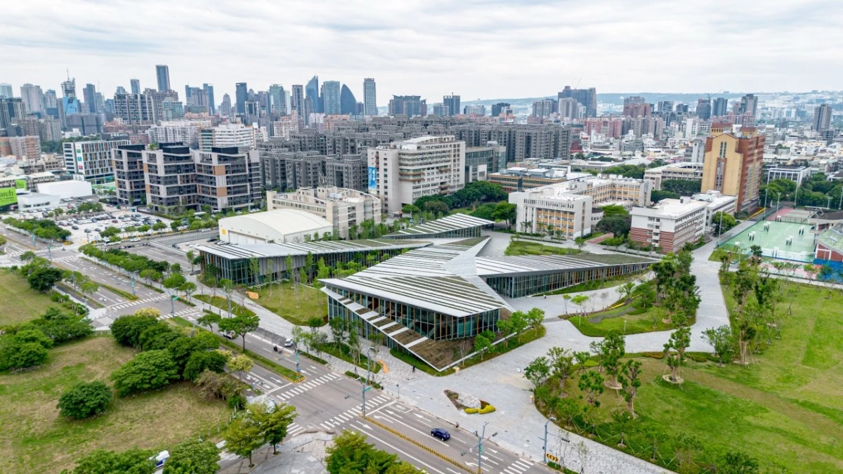 共善樓由日本建築師隈研吾設計，是全台首座校園地景建築。有別於傳統校園中高聳的科研大樓，共善樓僅有地上兩層樓，採低矮、寬展的建築形式，建蔽率約 21%，將大部分土地與視覺空間留給周遭自然環境。延續隈研吾「負建築」（亦稱弱建築）的設計哲學，建築不以宏偉壯觀的量體形成視覺壓迫，而是以低調、柔和的姿態退居背景。