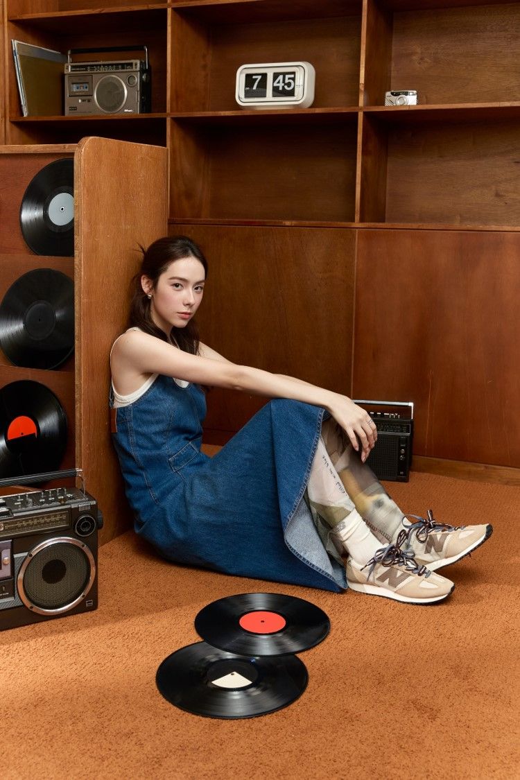 金獎新生代演員林奕嵐穿上NB 471強勢出圈!「薄底鞋X雙色鞋帶」打造時髦派一週穿搭範本