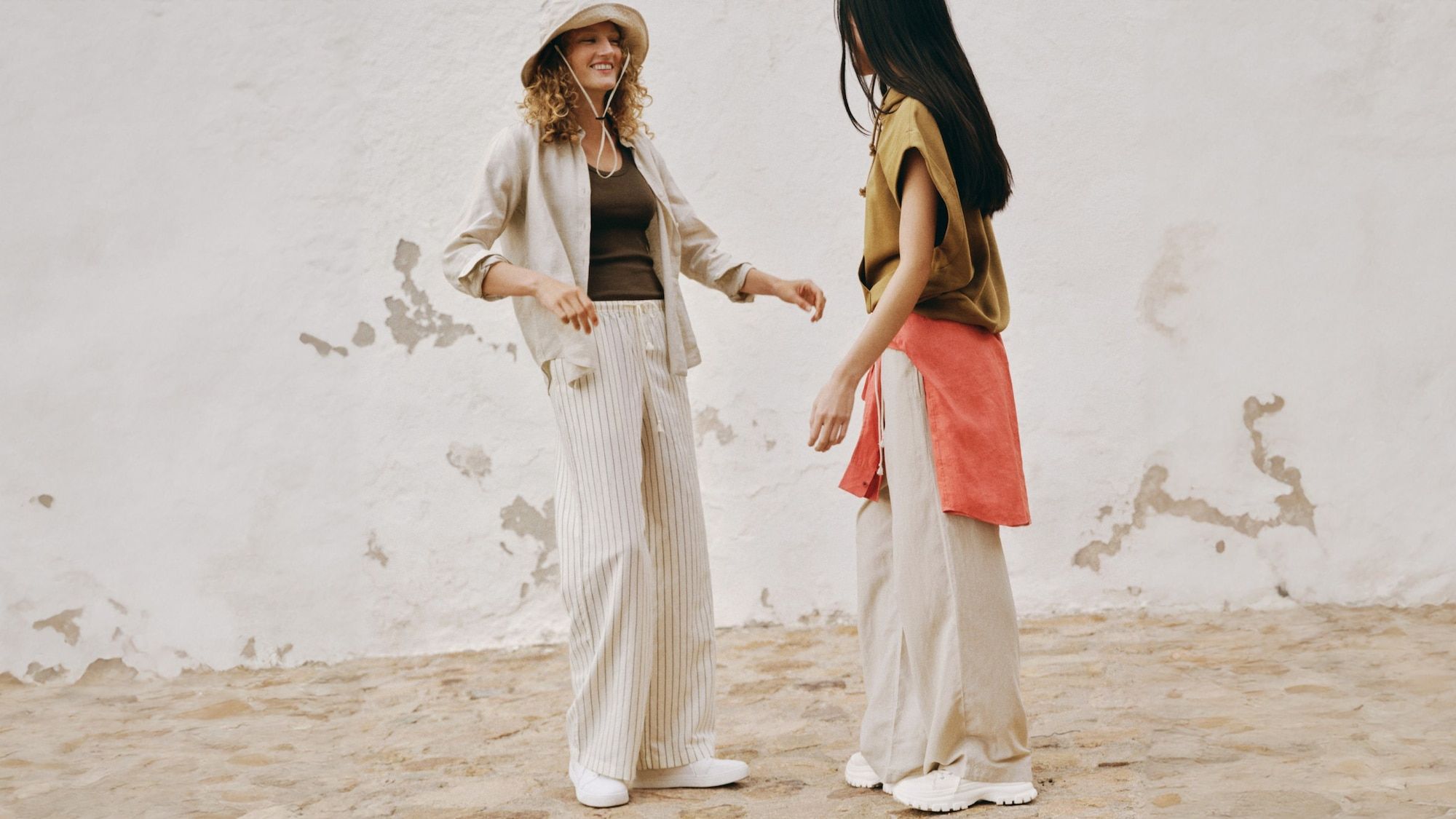 亞麻始終是夏天衣櫥的經典首選,以其輕盈透氣、天然吸濕的特性,讓人在高溫下依舊保持清爽。