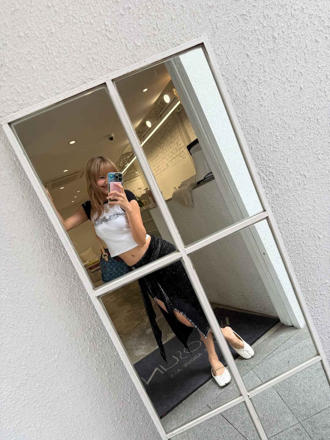 想要兼具甜美與清爽,短版上衣搭配長裙是不二選擇,跟著Lisa穿搭範鬆弛感滿分!