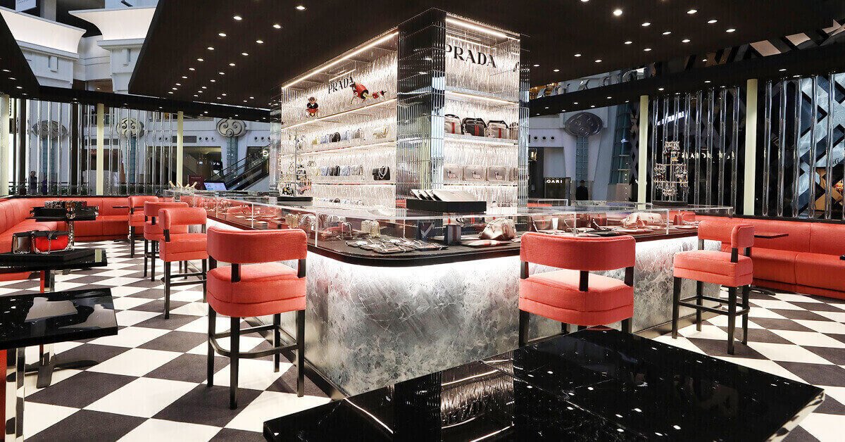一間很有義大利時髦咖啡廳感的PRADA 台北101限定快閃店！新年期間快來這踩點打卡！