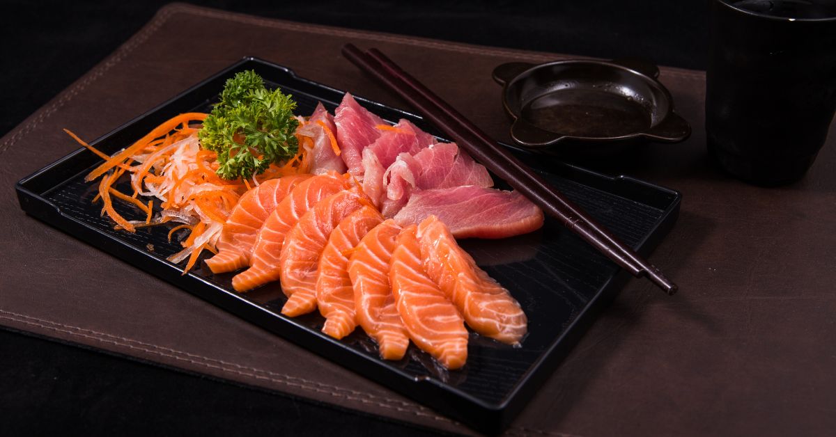 生魚片怎麼吃才安全？紅肉、白肉魚判斷大不同，醫曝「4種人」最好別碰！