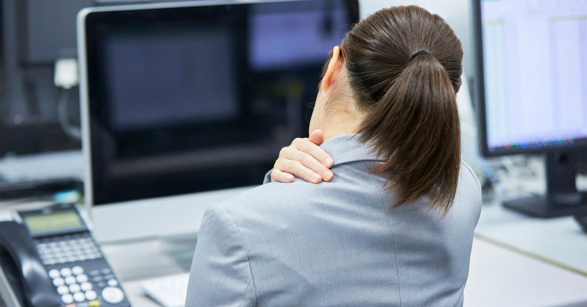 不動才是傷害！物理治療師教5招「辦公室懶人操」，用毛巾、寶特瓶輕鬆告別痠痛