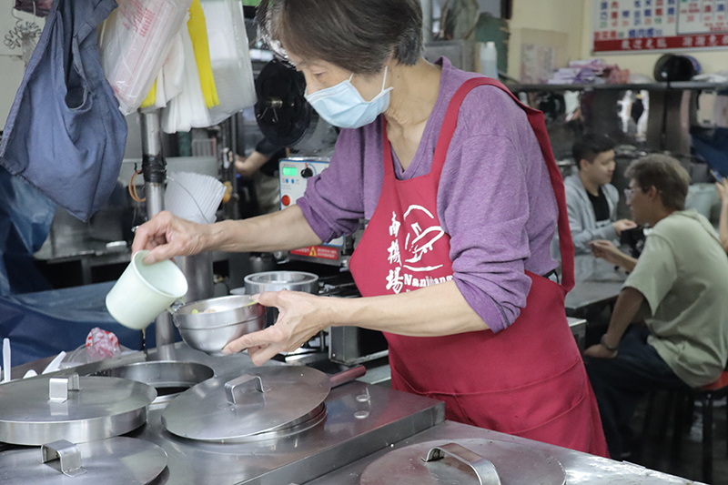 【食間到】南機場古早味甜點「如意甜湯」！人手一杯的「豆漿紅茶」30元就能喝到，綿密豆花也是人氣選項！
