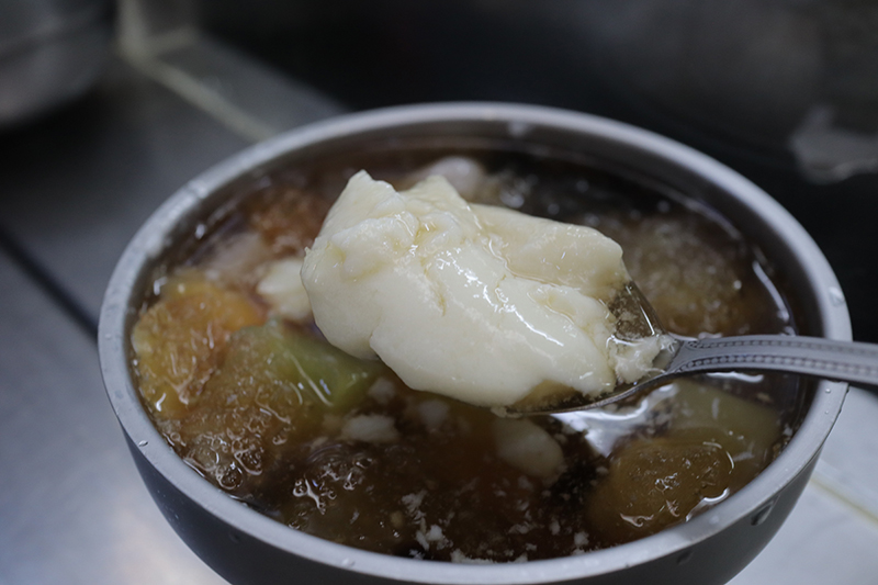 【食間到】南機場古早味甜點「如意甜湯」！人手一杯的「豆漿紅茶」30元就能喝到，綿密豆花也是人氣選項！