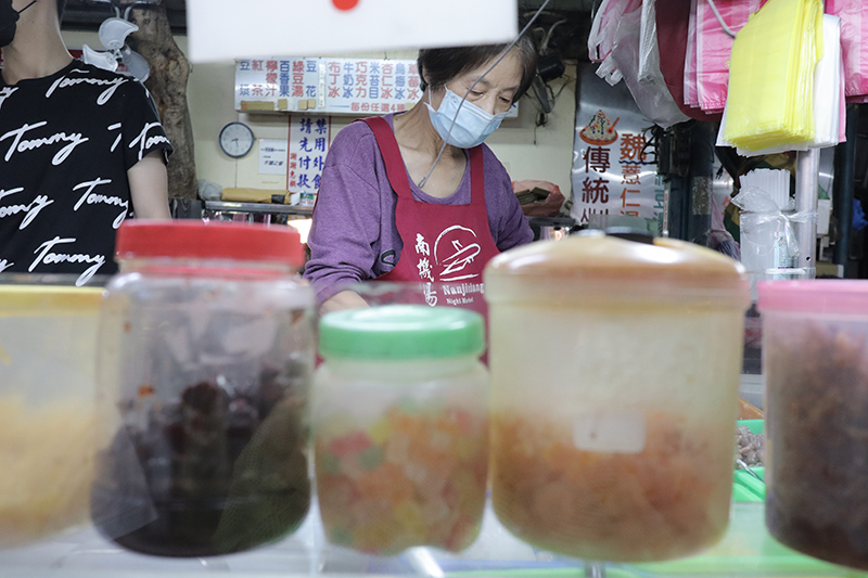 【食間到】南機場古早味甜點「如意甜湯」！人手一杯的「豆漿紅茶」30元就能喝到，綿密豆花也是人氣選項！