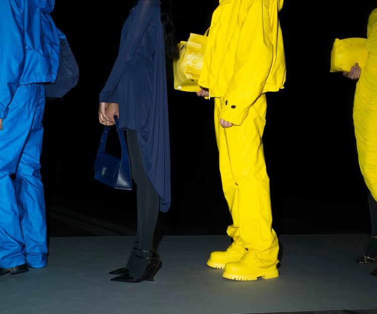 Ferragamo成功重返Z世代的目光！2023秋冬走進烏菲茲美術館，這款「抱抱包」準備站穩IT Bag的寶座！