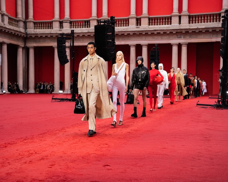 Ferragamo成功重返Z世代的目光！2023秋冬走進烏菲茲美術館，這款「抱抱包」準備站穩IT Bag的寶座！
