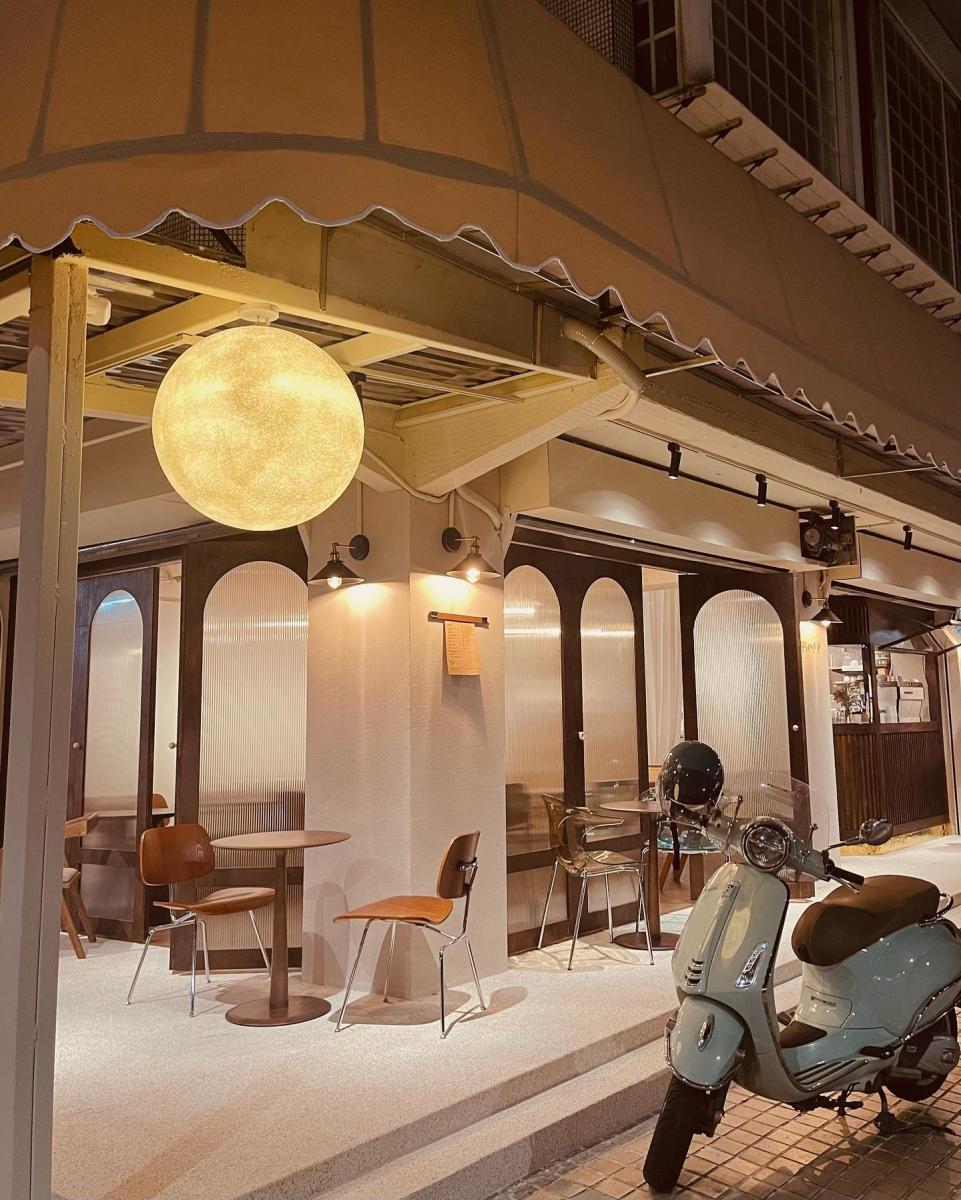 【儂儂咖啡館】忠孝復興打卡新角落「Mois Cafe」！香港人開的法式咖啡廳，超搶手轉角戶外座位一秒來到巴黎街邊！
