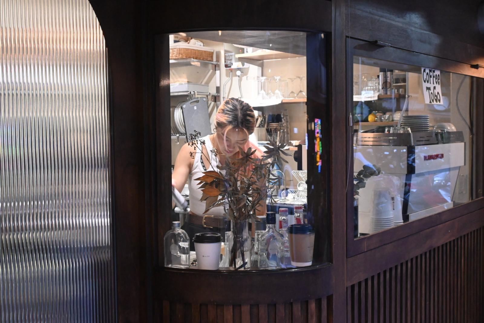 【儂儂咖啡館】忠孝復興打卡新角落「Mois Cafe」！香港人開的法式咖啡廳，超搶手轉角戶外座位一秒來到巴黎街邊！