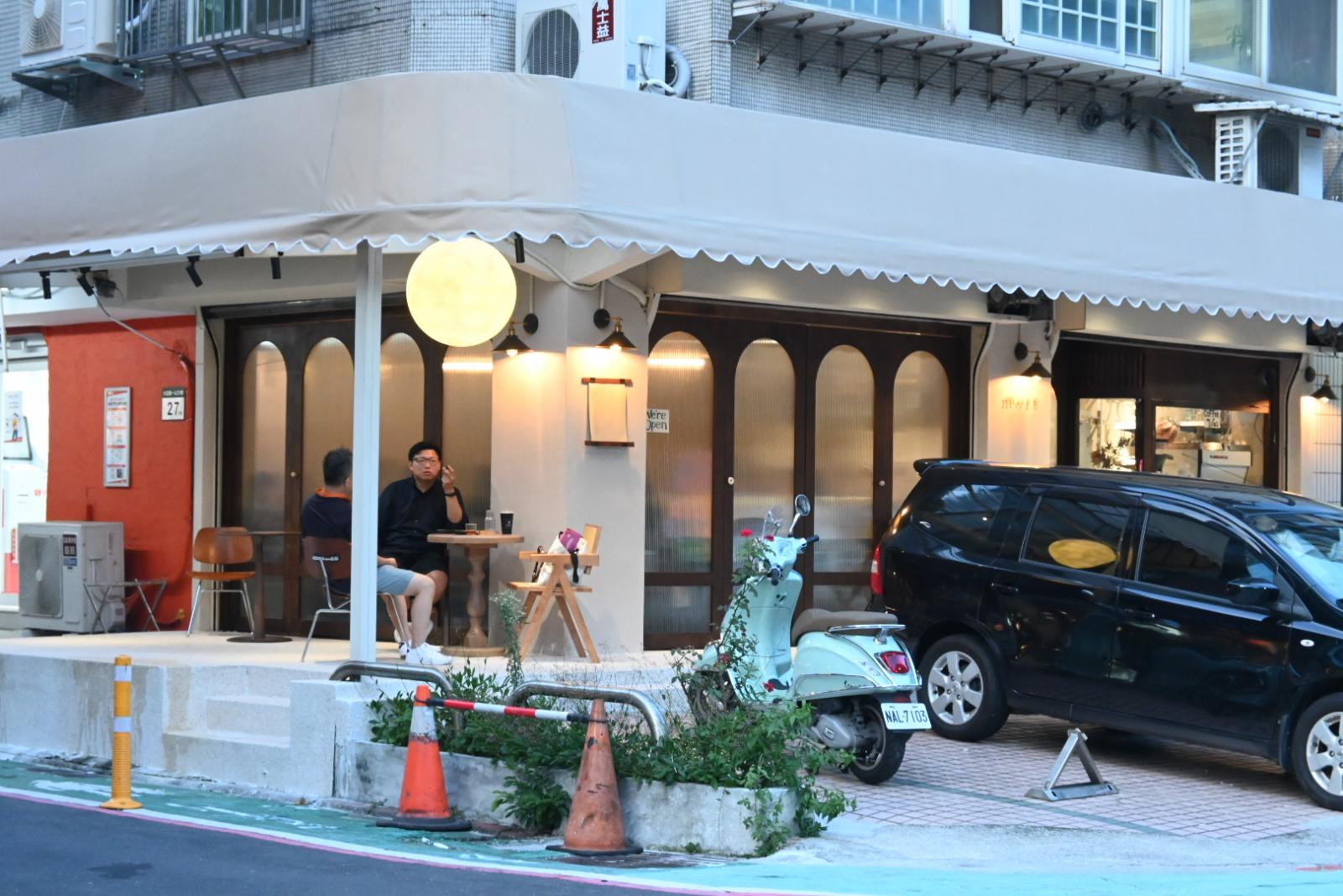 【儂儂咖啡館】忠孝復興打卡新角落「Mois Cafe」！香港人開的法式咖啡廳，超搶手轉角戶外座位一秒來到巴黎街邊！