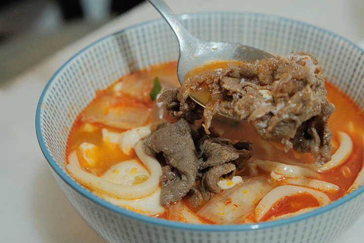 【食間到】萬華人的秘密美食聚落「龍山商場」，隱藏版韓式「兩味」每日現做小菜俗又大碗！