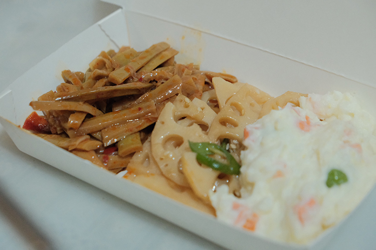 【食間到】萬華人的秘密美食聚落「龍山商場」，隱藏版韓式「兩味」每日現做小菜俗又大碗！