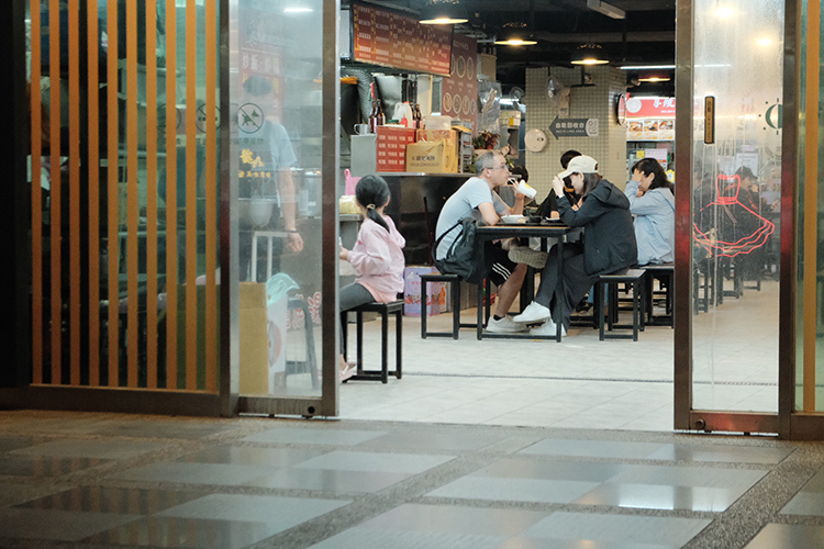 【食間到】萬華人的秘密美食聚落「龍山商場」，隱藏版韓式「兩味」每日現做小菜俗又大碗！
