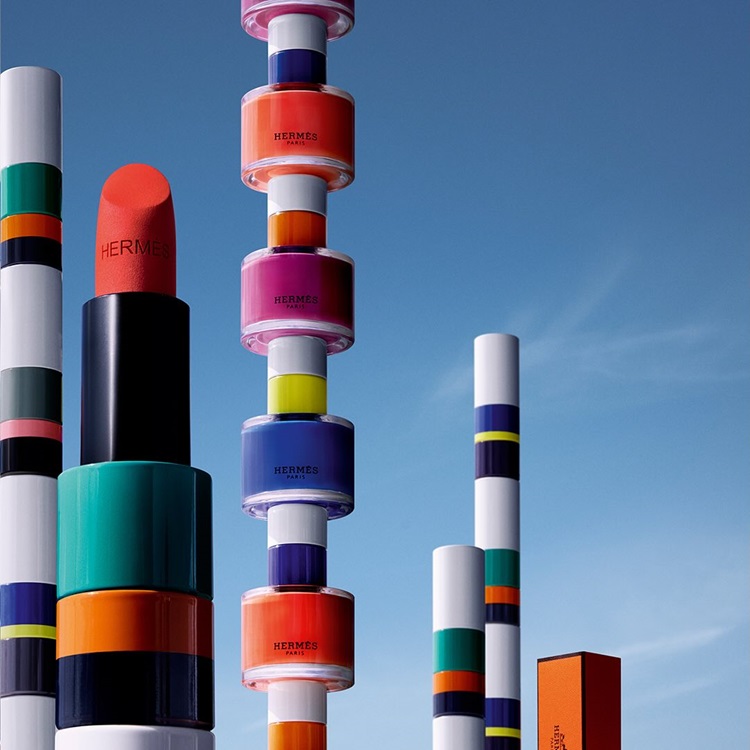 回顧 2020 年，愛馬仕做出突破性決策：跨足美妝領域。不到五年，便已在市場建立其影響力。根據愛馬仕公布的 2024 全年營收財報，香水與美妝部門營收突破 5 億歐元（約 194 億新台幣），而今年最新一季（截至 2025 年 9 月底，共三個月）香水與美妝部門的營收也突破 1 億歐元（約 40 億新台幣）。