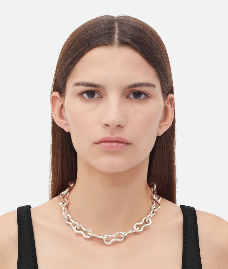 精品銀色項鍊10款推薦：LV、Gucci高搭配性、愛馬仕經典不敗，Chanel雙C長項鍊設計超吸睛！