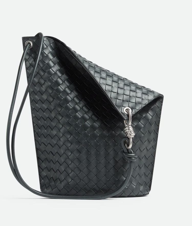 Bottega Veneta經典符碼除了皮革編織還有它！「金屬扭結」將成下一個品牌熱門元素?