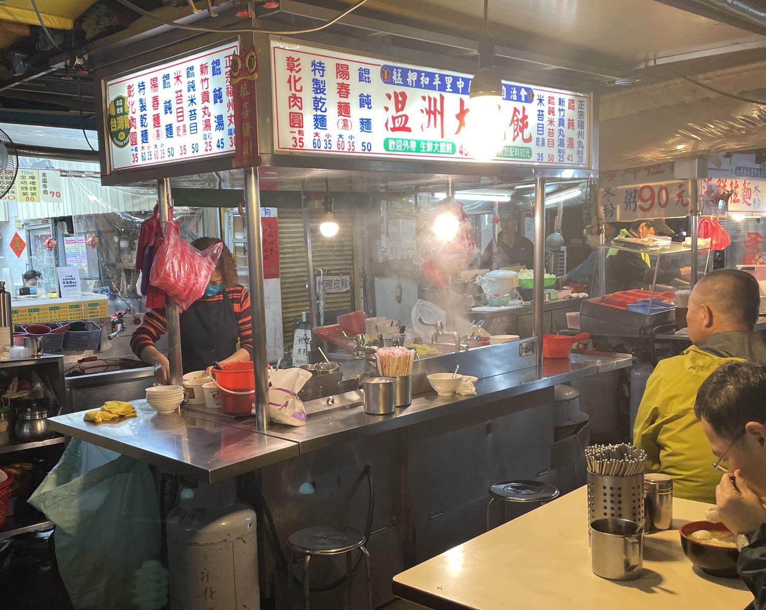 台北7家餛飩店推薦！「高雄一品」東區巷內香辣有勁，「美景」傳承三代花椒辣油值得回味