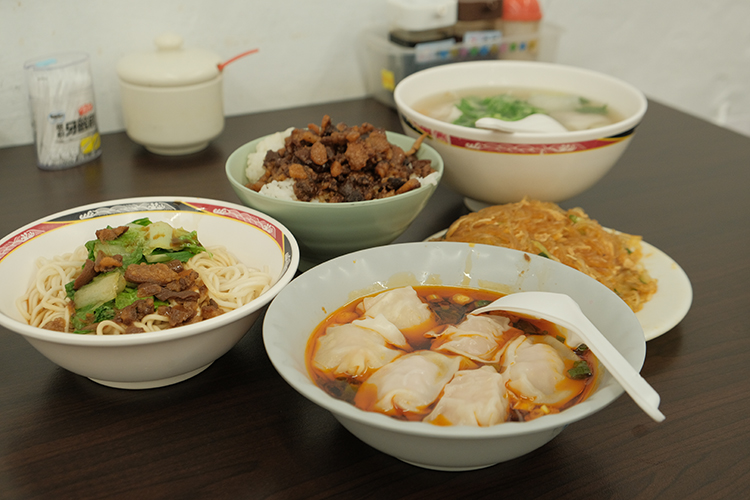 台北7家餛飩店推薦！「高雄一品」東區巷內香辣有勁，「美景」傳承三代花椒辣油值得回味