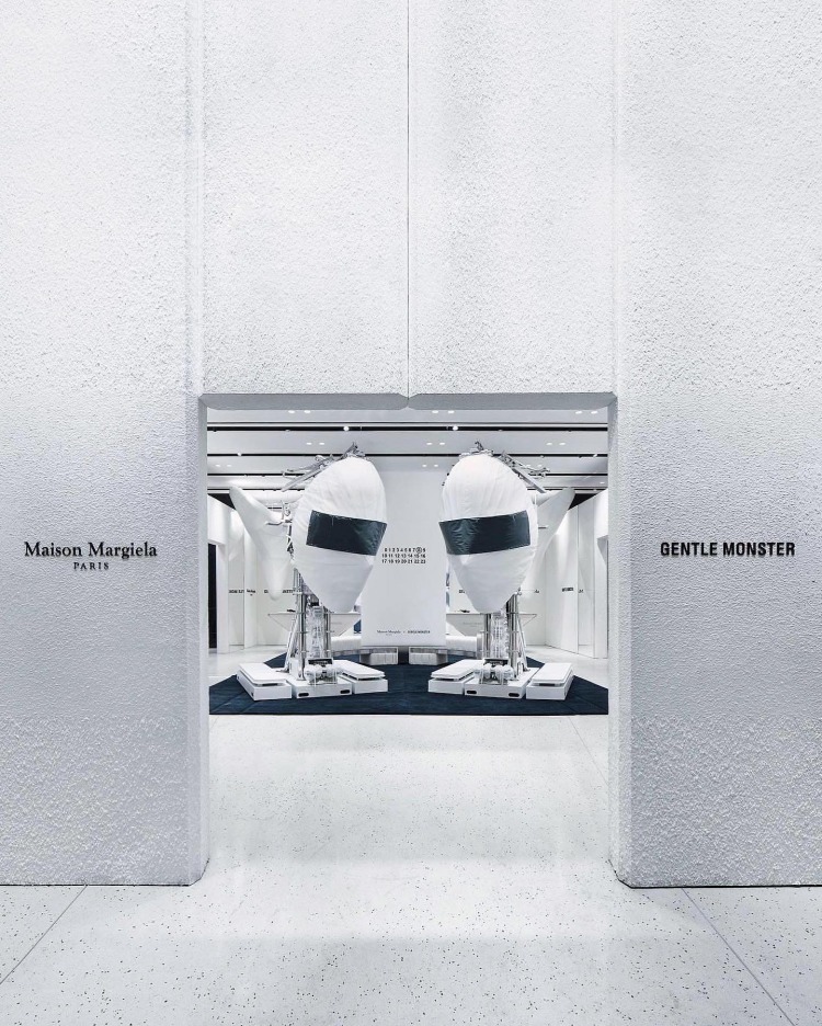 Gentle Monster過去與Fendi攜手推出的墨鏡系列，Alexander Wang的黑色叛逆、Maison Margiela的解構實驗風，也都在聯名作品裡被重新演繹。