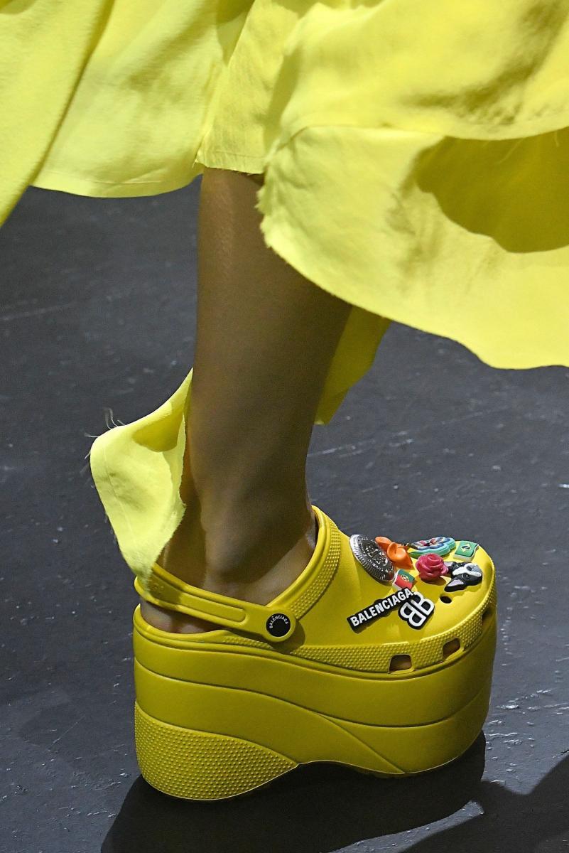 Balenciaga與百年製鞋品牌「Scholl」攜手合作，準備再創布希鞋神話