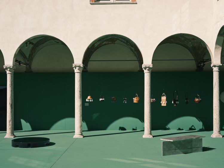 德.梅奧表示:「我來自一個將高達 10% 營收投入研發的產業,因此我非常習慣把創新視為企業的核心關鍵之一,並全力推動它;而我現在進入的這個產業,理論上創新並沒有那麼根本性的地位。在奢侈品產業中,我們大約只投入 1% 的營收,因此這裡其實存在相當大的成長空間。」他深信,創造力在未來將至關重要;而從歷史角度來看,奢侈品產業本就具備最有條件實踐創新的基礎。