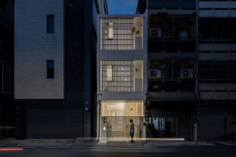 在曉房子聯合建築師事務所的打造下，「禾光之屋」緩緩形塑出獨特而內斂的居住氛圍。建築師嘗試於三層樓的室內空間中，注入更為通透的視覺感受。大面積純白外觀，為繁複的透天厝語彙注入極簡而清晰的主視覺輪廓。「簡化」成為此次蛻變的核心，透過中庭的綠意植栽，營造兼具詩意與禪意的生活場景，串連上下樓層的空間關係，亦強化人與人之間的互動，提出更幸福的住宅提案。