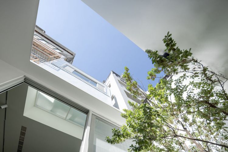 在曉房子聯合建築師事務所的打造下，「禾光之屋」緩緩形塑出獨特而內斂的居住氛圍。建築師嘗試於三層樓的室內空間中，注入更為通透的視覺感受。大面積純白外觀，為繁複的透天厝語彙注入極簡而清晰的主視覺輪廓。「簡化」成為此次蛻變的核心，透過中庭的綠意植栽，營造兼具詩意與禪意的生活場景，串連上下樓層的空間關係，亦強化人與人之間的互動，提出更幸福的住宅提案。