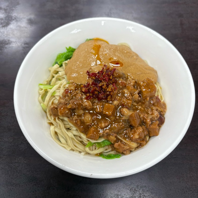 【板橋人帶路】巷弄內「桂林炸醬麵」雙醬最對味，菜單全都銅板價
