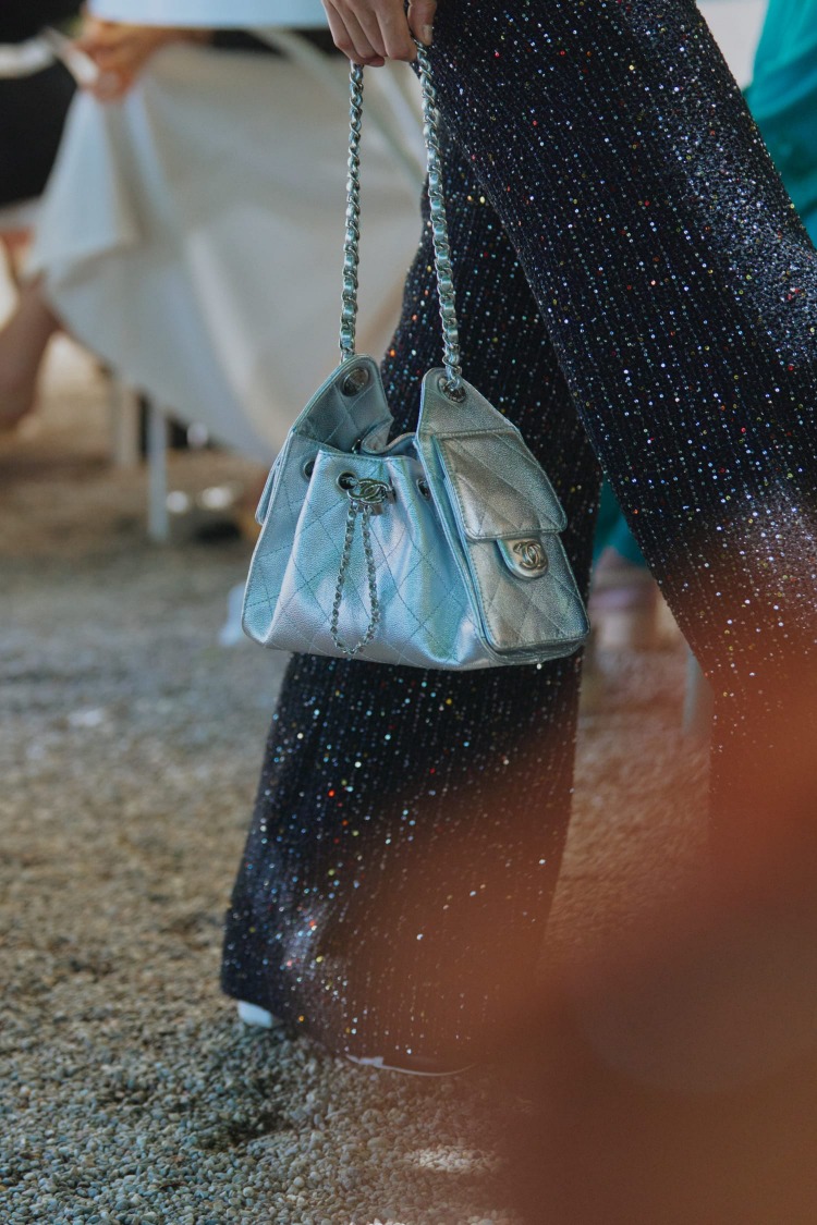 Chanel 2025/26度假系列10大重點包款:25包新色登場,「冰淇淋硬殼包」掀起話題!