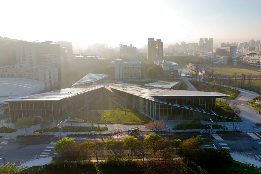 籌備多時，由隈研吾在台打造的首座校園建築：逢甲大學「共善樓」，於今年正式落成。透過南、北兩棟錯開的量體設計，增添空間層次。