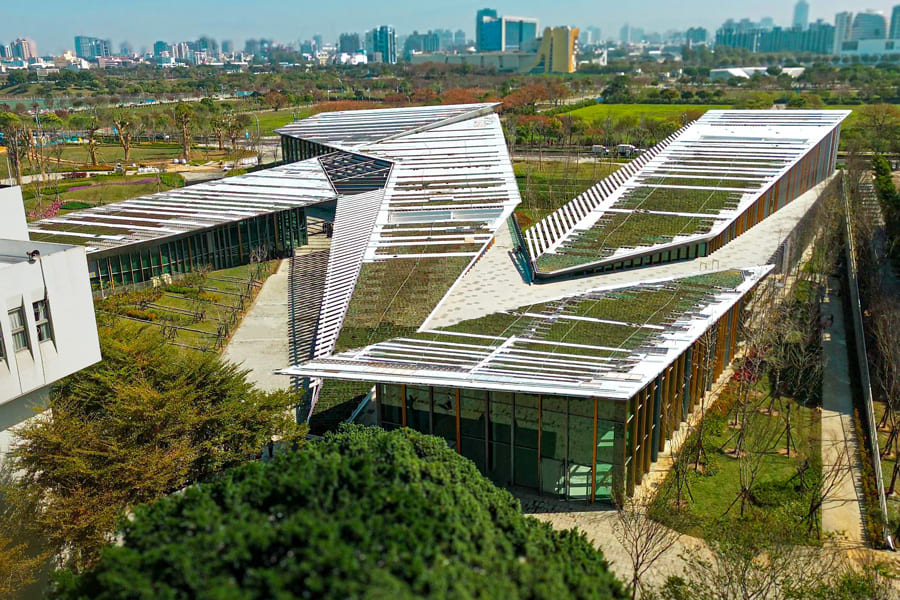 共善樓結合綠意的屋頂設計，透過大面積的樓梯，將人潮導入至各個空間，形塑一座會「呼吸」的森林學校，弱化「教室內學習」的封閉建築語彙，增添活力以及生命力。