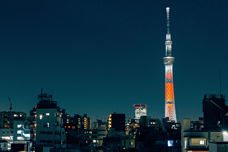 日本官方出面闢謠末日預言，盼望旅氣能夠回溫，東京晴空塔正閃爍著，彷彿預告有好事即將發生。