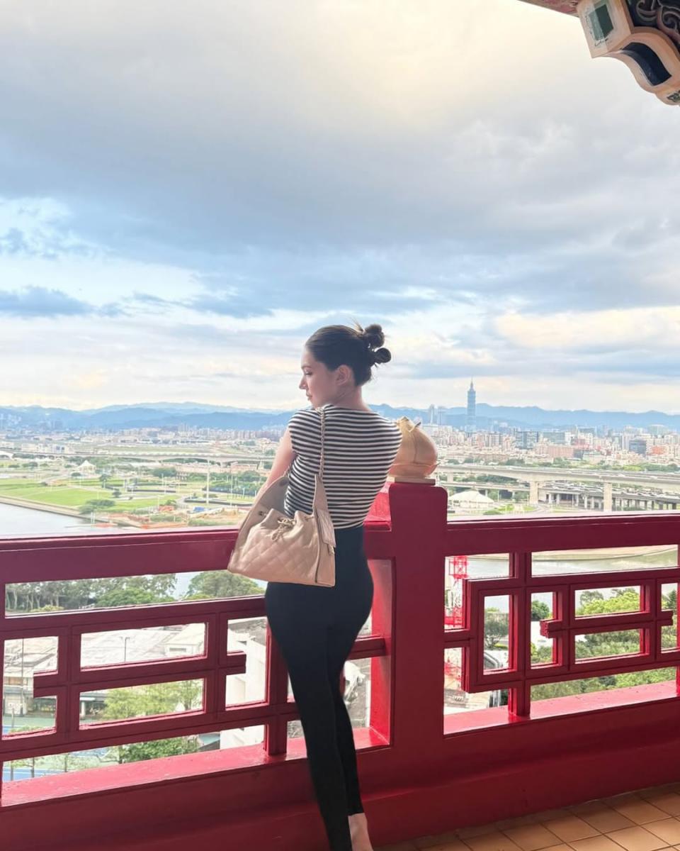 品牌大使許瑋甯，身背25包搭配條紋上衣。