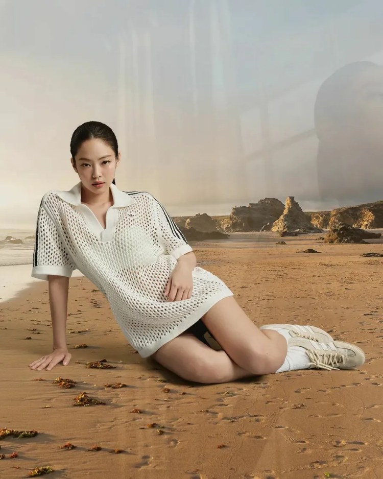 Jennie身穿米白色洞洞polo衫搭配米色薄底鞋，同色調穿搭更顯高級。