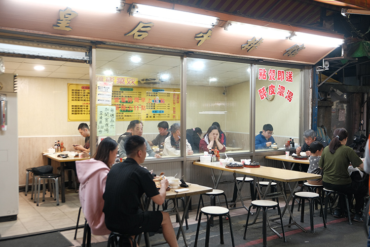 萬華美食「皇后牛排館」是這片熱鬧裡的老靈魂，在有冷氣的內用空間，許多客人正在享用牛排。