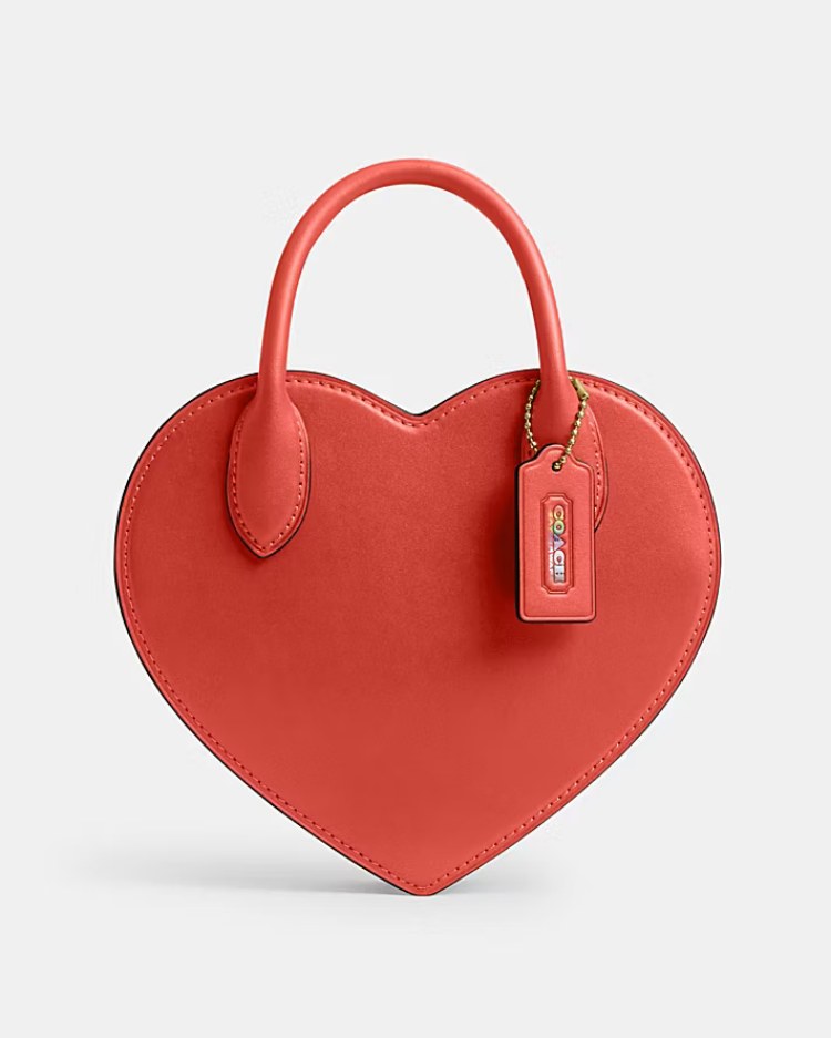 Coach紅色愛心造型包，商品價格 NTD 18,800。